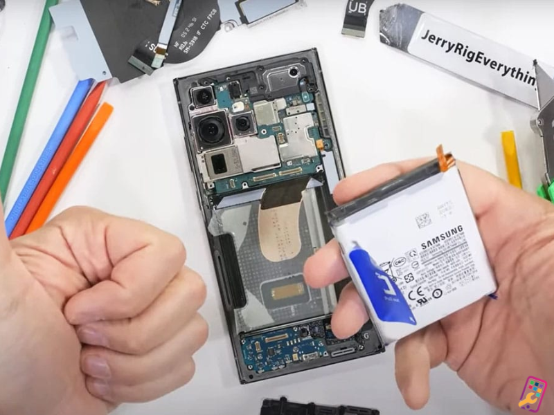Tháo máy xem bên trong của pin Samsung Galaxy S23